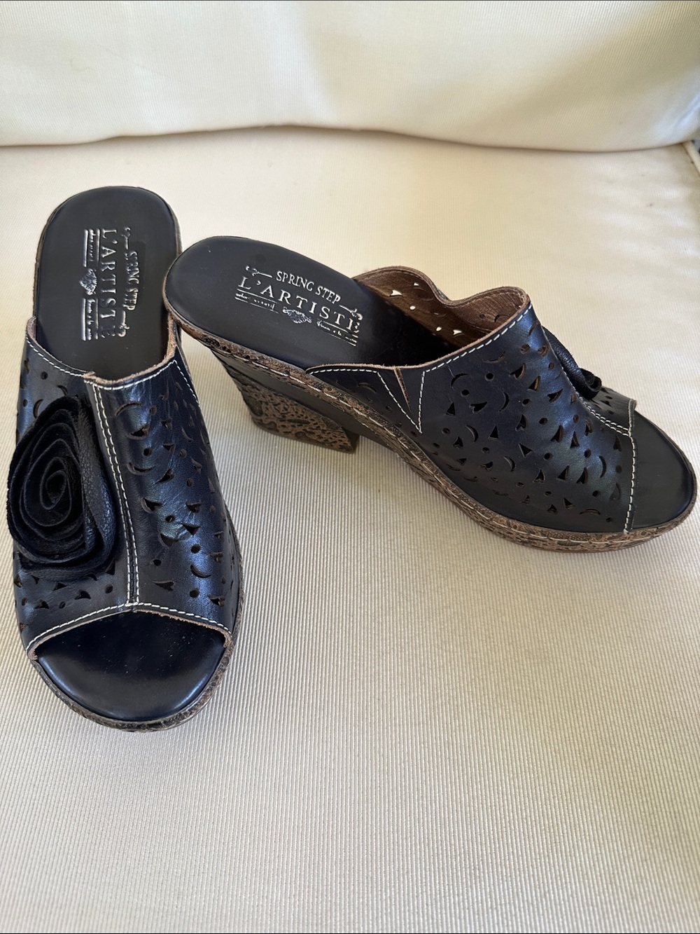 Spring Step L'Artiste Amara Black Cutout Flower Mule Wedges size 37 (6.5-7)